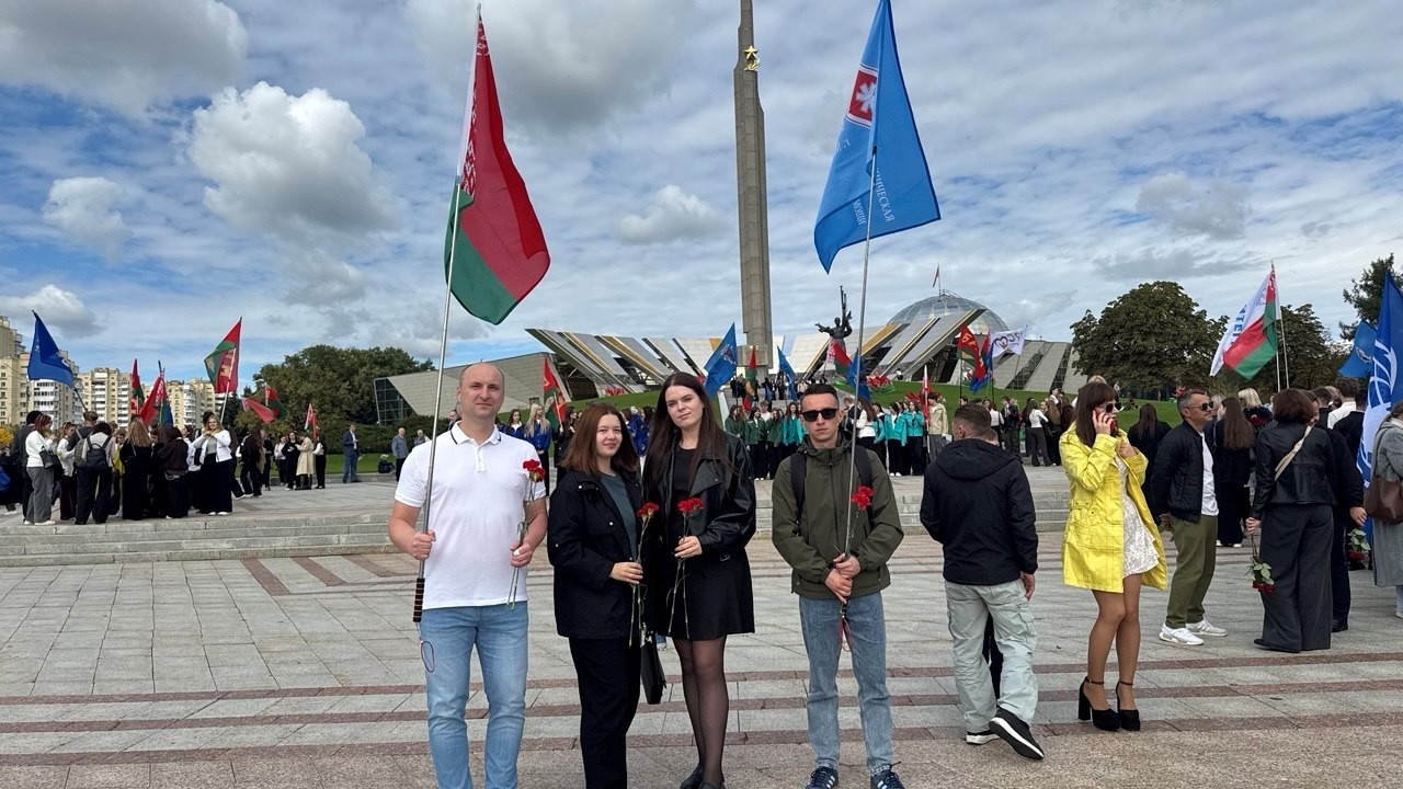 Память и гордость: сотрудники БСМП почтили память героев в День города 12 сентября, в День города Минска. Сотрудники совместно с первичной профсоюзной организацией возложили цветы к стеле «Минск – город герой» 