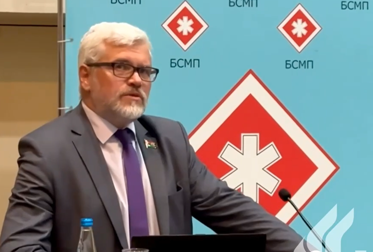 Вячеслав Данилович вручил партийные билеты медикам из главной клиники скорой помощи в стране
